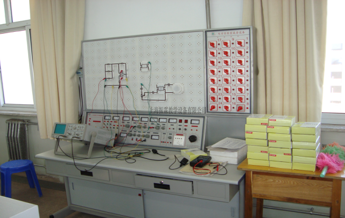 這一款是上海振霖教學(xué)設(shè)備公司生產(chǎn)的ZLCB-805型電工電子電力拖動實驗室成套設(shè)備（教師桌）。