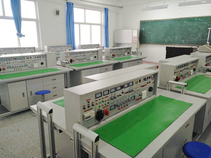這一款是上海振霖教學(xué)設(shè)備公司生產(chǎn)的ZLCB-804型電工電子實驗臺整體教室圖。
